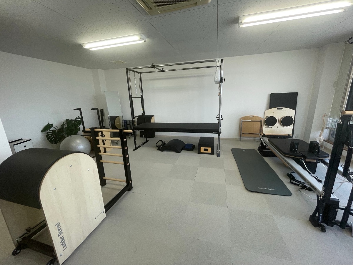 キャデラックなど本格マシンを完備したMeme Pilates Studioの内観