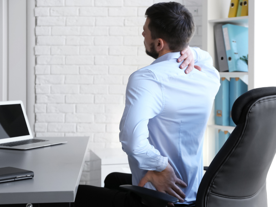 肩こりに悩む男性